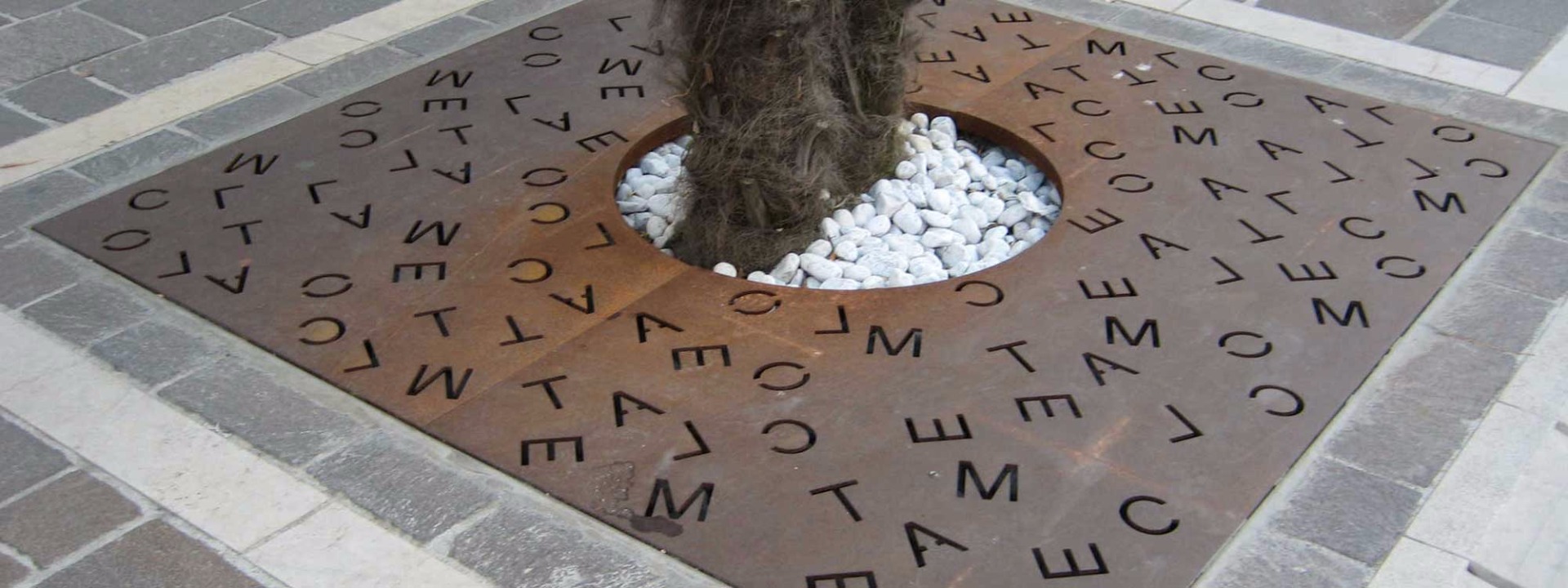 Littera Tree Grille